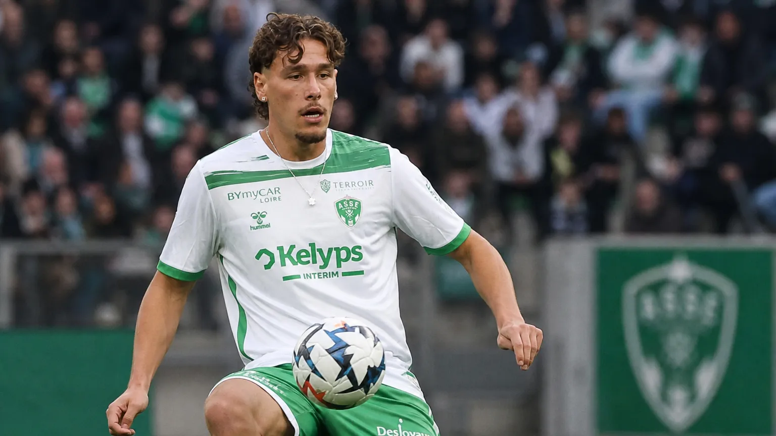 Lucas Stassin in een groen-wit shirt tijdens wedstrijdactie voor Saint-Etienne.