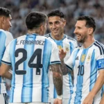 Argentijnse voetballers feliciteren elkaar op het veld tijdens een interland.