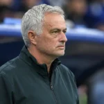 José Mourinho kijkt geconcentreerd toe vanuit de technische zone tijdens een voetbalwedstrijd.
