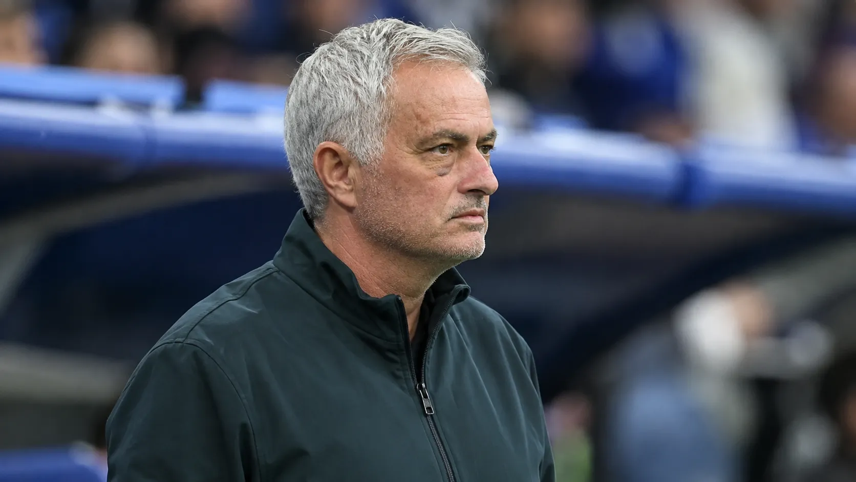 José Mourinho kijkt geconcentreerd toe vanuit de technische zone tijdens een voetbalwedstrijd.