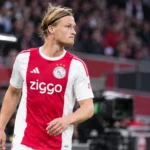 Kasper Dolberg in het rood-witte shirt van Ajax tijdens een wedstrijdmoment.
