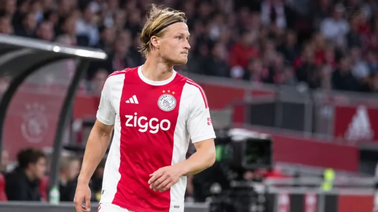 Kasper Dolberg in het rood-witte shirt van Ajax tijdens een wedstrijdmoment.