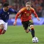 Mika Godts in het Belgische nationale tenue tijdens een duel op het veld.