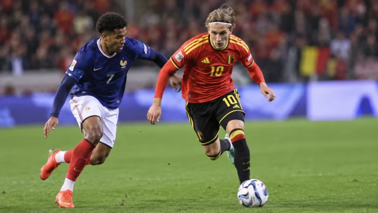Mika Godts in het Belgische nationale tenue tijdens een duel op het veld.