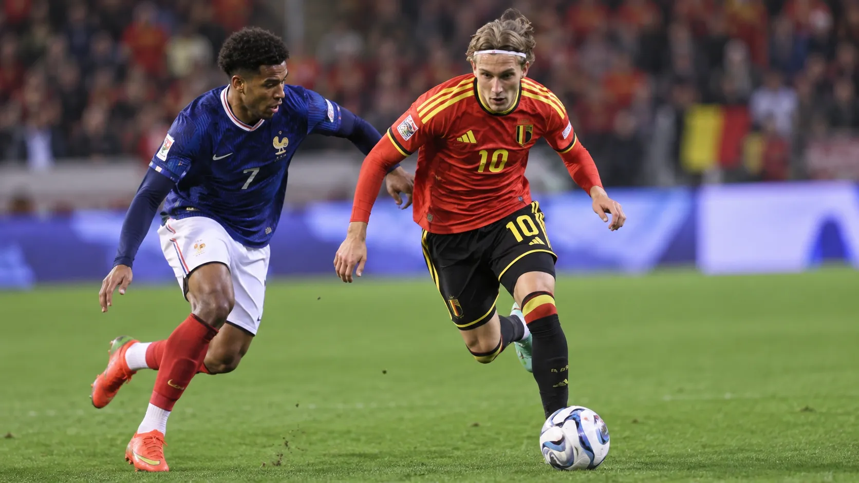 Mika Godts in het Belgische nationale tenue tijdens een duel op het veld.
