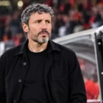 Mark van Bommel staat in de technische zone naast een vast bord met het embleem van de Belgische voetbalbond.