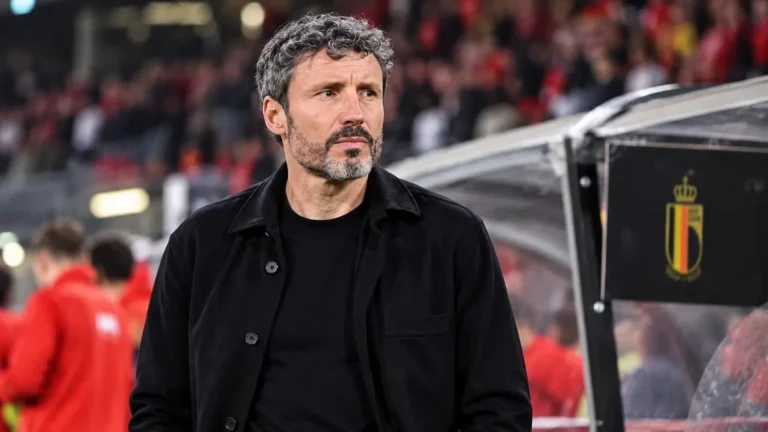 Mark van Bommel staat in de technische zone naast een vast bord met het embleem van de Belgische voetbalbond.