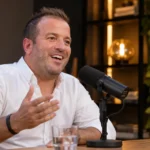 Rafael van der Vaart spreekt in een podcaststudio met een microfoon voor zich.