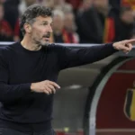 Mark van Bommel coacht langs de zijlijn bij de Rode Duivels.