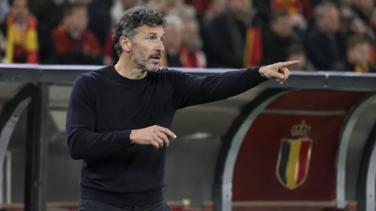 Mark van Bommel coacht langs de zijlijn bij de Rode Duivels.