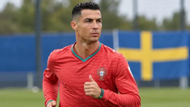 Cristiano Ronaldo tijdens een opwarming met de Portugese nationale ploeg in Zweden.