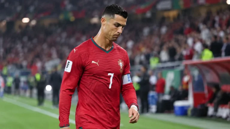 Cristiano Ronaldo in het tenue van Portugal terwijl hij na een wedstrijd richting zijlijn loopt.