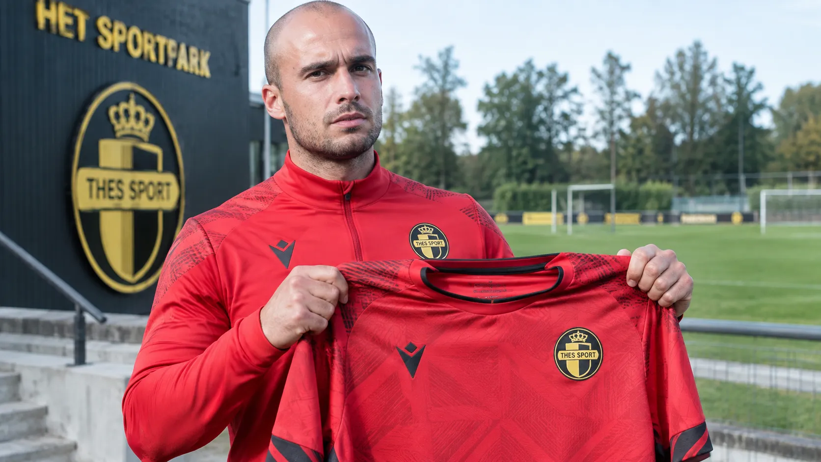 Jens Teunckens poseert met een Thes Sport-doelmanstrui op Het Sportpark.