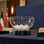 Een lege hotelconferentieruimte met een transparante lotingskom voor de Gulf Cup.