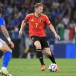 Kevin De Bruyne in het rode tenue van België aan de bal tijdens een interland.