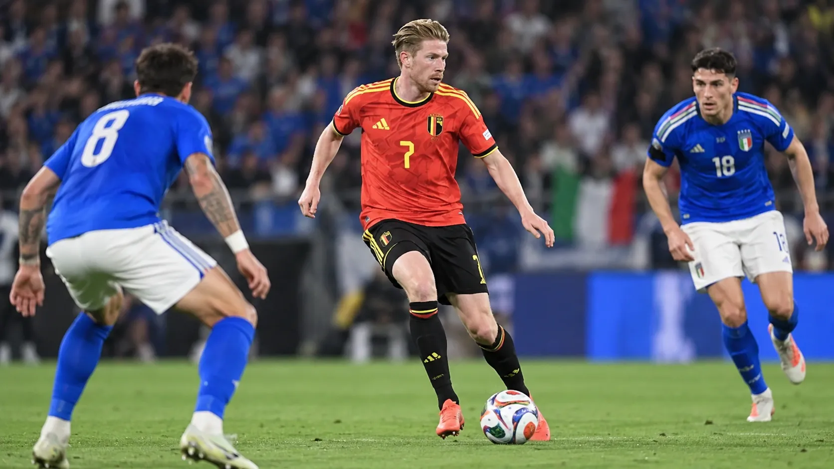 Kevin De Bruyne in het rode tenue van België aan de bal tijdens een interland.