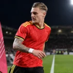 Norman Bassette van de Jonge Duivels bij een hoekvlag tijdens een avondwedstrijd.