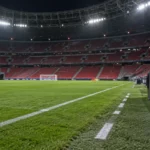 Lege zijlijn van een Nations League-stadion na afloop van een wedstrijd.