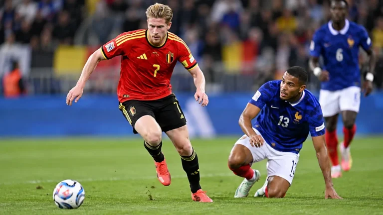 Kevin De Bruyne in een rood Belgisch shirt tijdens een duel om de bal.