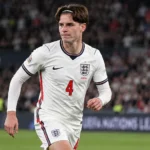 Alex Scott in het witte shirt van Engeland tijdens een Nations League-wedstrijd.