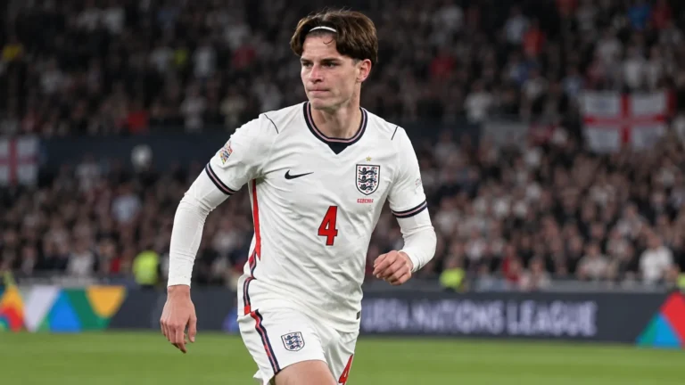 Alex Scott in het witte shirt van Engeland tijdens een Nations League-wedstrijd.