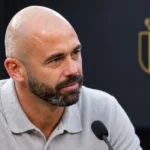 Steven Defour tijdens een rustig interview in een mediaomgeving van de Rode Duivels.