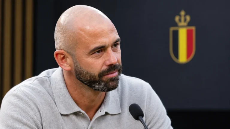 Steven Defour tijdens een rustig interview in een mediaomgeving van de Rode Duivels.