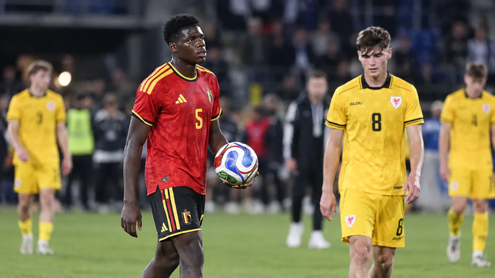 Josué Kongolo van België U21 op het veld na de wedstrijd tegen Wales.