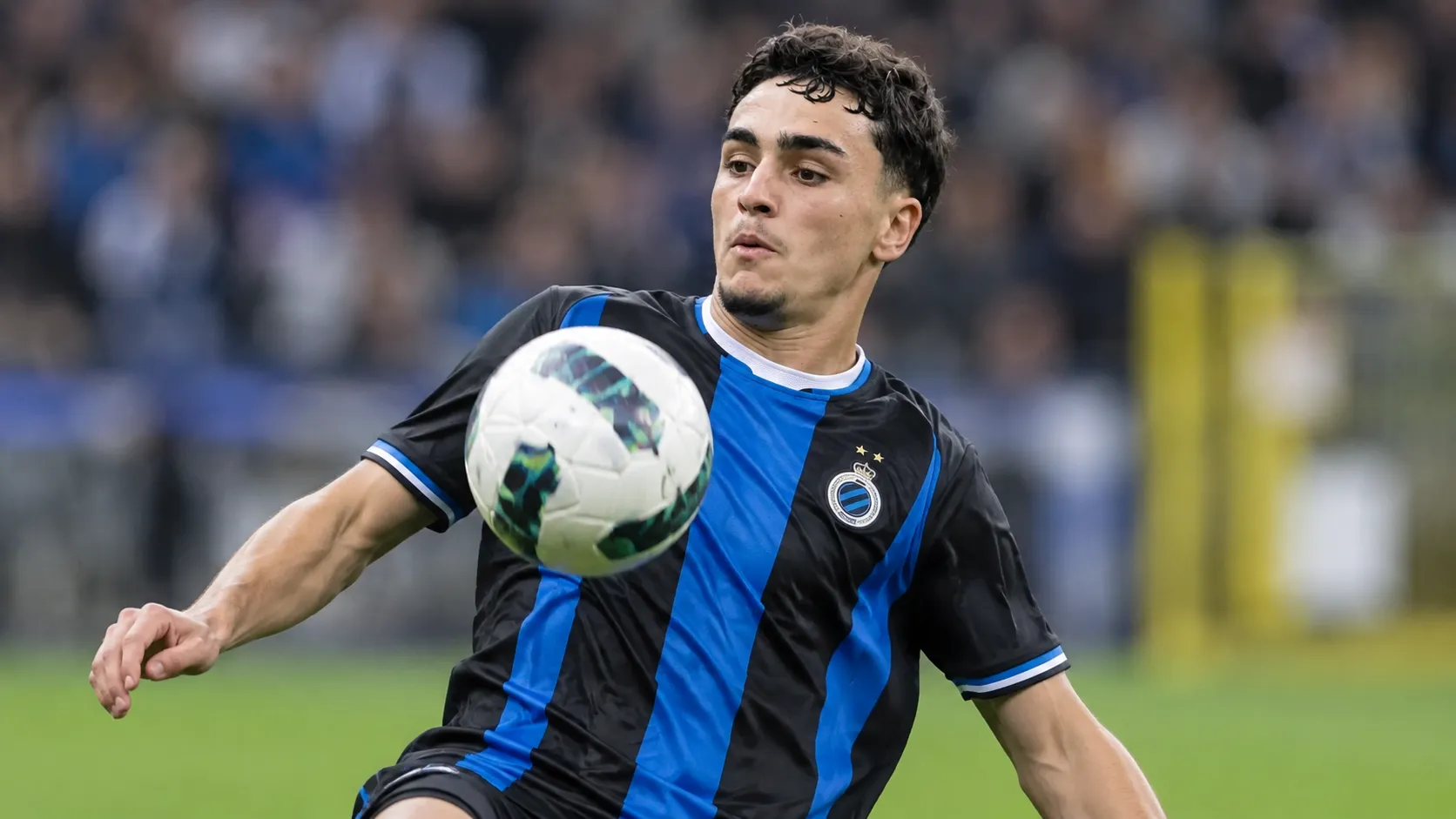 Jan Virgili van Club Brugge in actie op het veld tijdens een wedstrijd.