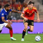 Charles De Ketelaere in actie voor België tijdens een duel met een Nederlandse speler.