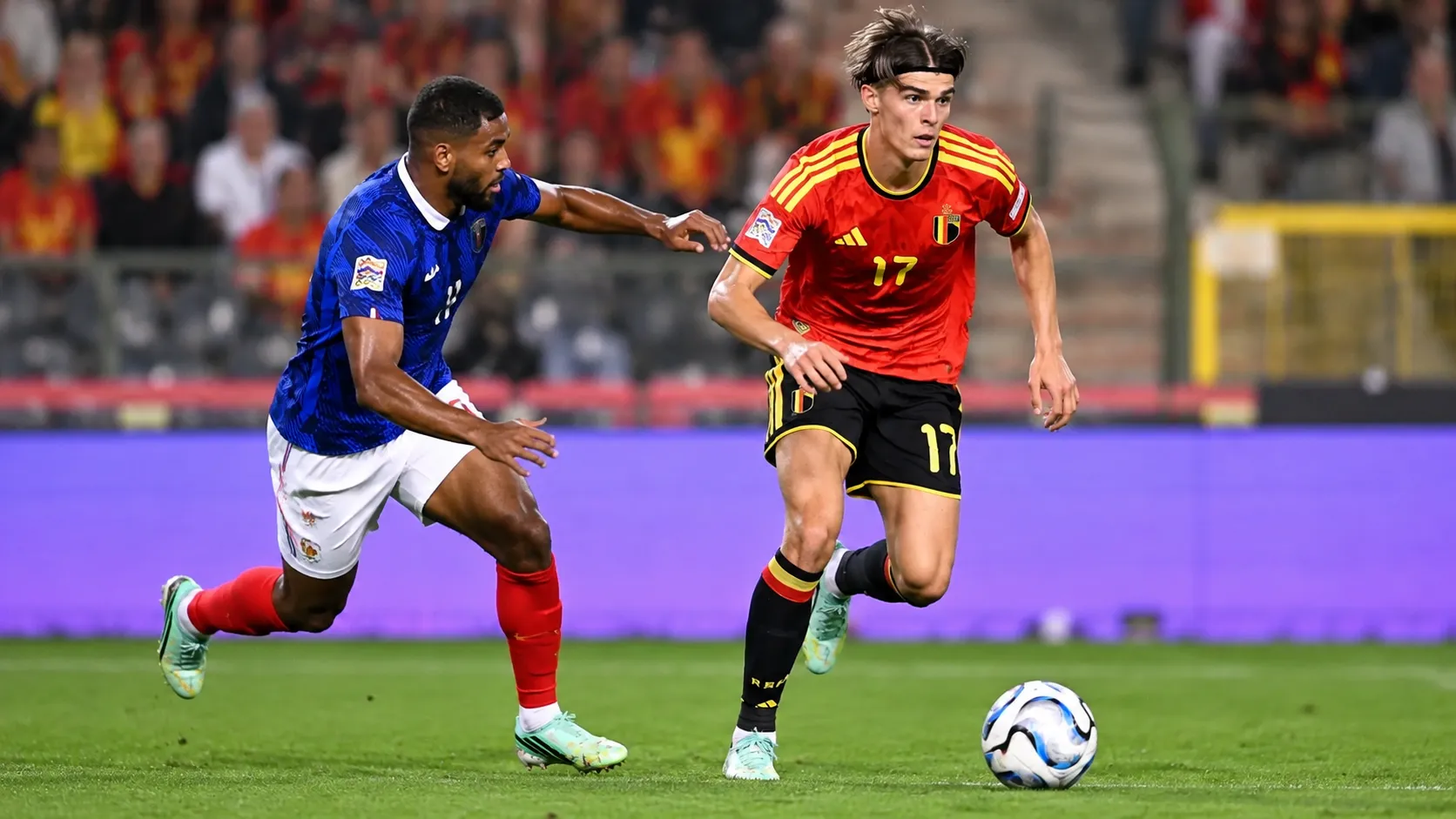 Charles De Ketelaere in actie voor Belgiƫ tijdens een duel met een Nederlandse speler.