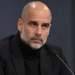 Pep Guardiola reageert ernstig in een neutrale persomgeving.