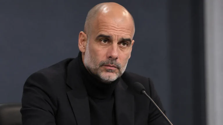 Pep Guardiola reageert ernstig in een neutrale persomgeving.