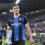 Jan Virgili van Club Brugge groet de supporters aan de rand van het veld.
