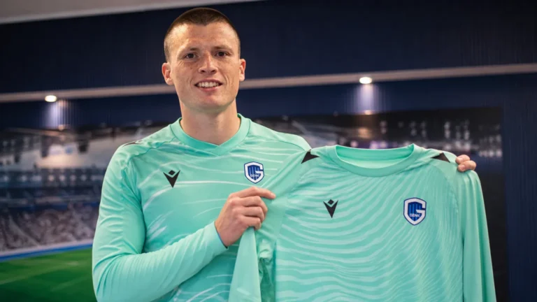 Tobe Leysen poseert tijdens een officiële presentatie in het doelmanstenue van KRC Genk.