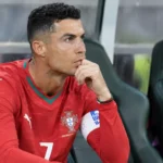 Cristiano Ronaldo zit op de bank in het Portugese wedstrijdtenue.