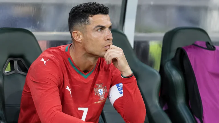 Cristiano Ronaldo zit op de bank in het Portugese wedstrijdtenue.