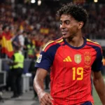 Lamine Yamal in het rode shirt van Spanje tijdens een nieuw postmatchmoment.