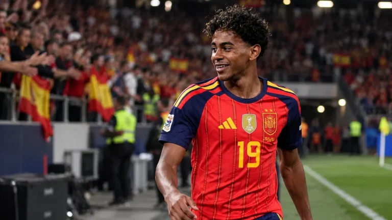 Lamine Yamal in het rode shirt van Spanje tijdens een nieuw postmatchmoment.