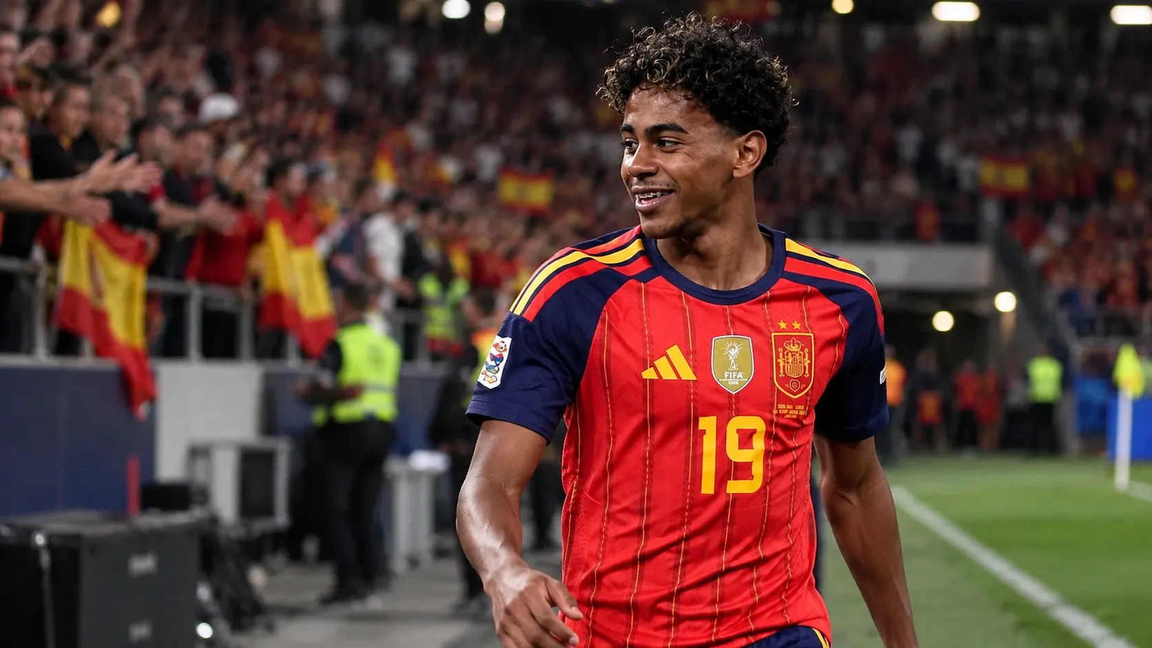 Lamine Yamal in het rode shirt van Spanje tijdens een nieuw postmatchmoment.