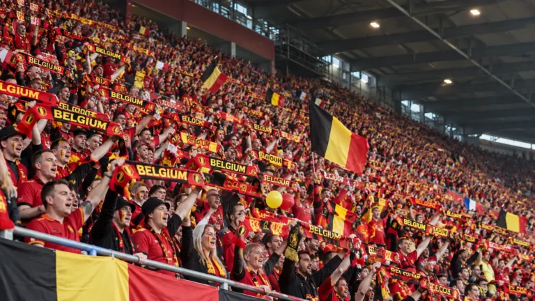 Een volle tribune met Belgische supporters die sjaals omhooghouden in Sclessin.