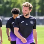 Mats Rits in Beerschot-trainingskleding op het trainingsveld.