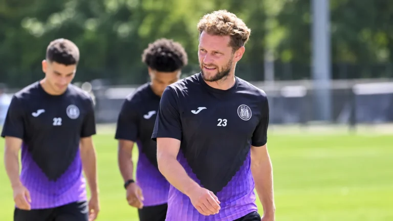 Mats Rits in Beerschot-trainingskleding op het trainingsveld.