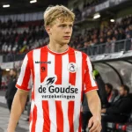 Cedric Hatenboer in het rood-wit gestreepte tenue van Sparta op het veld.