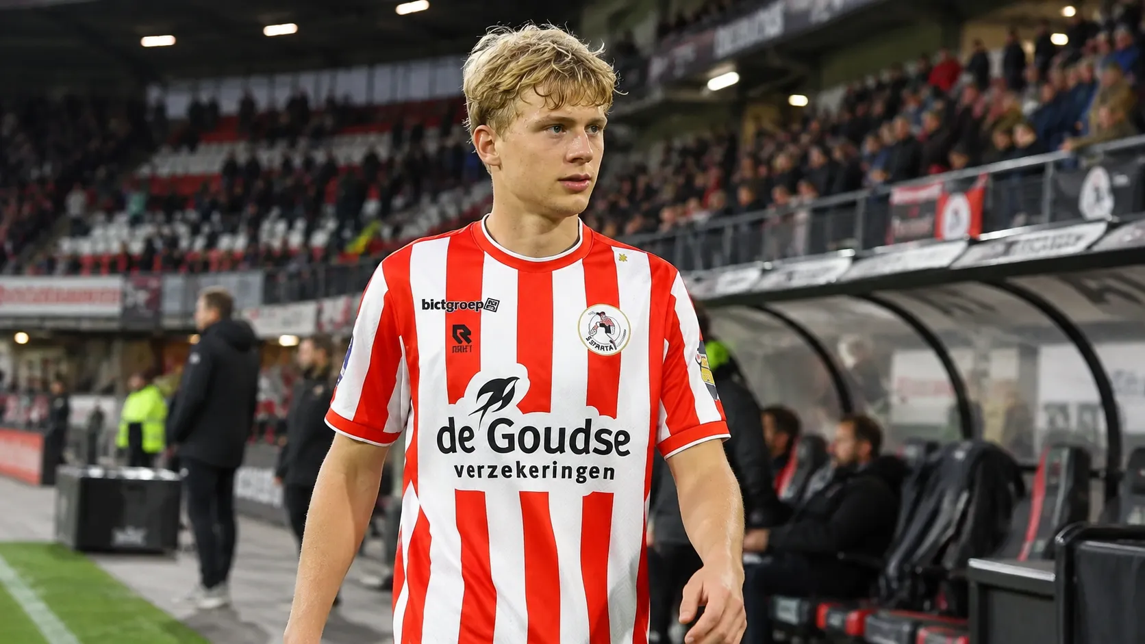 Cedric Hatenboer in het rood-wit gestreepte tenue van Sparta op het veld.