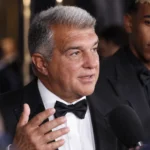 Joan Laporta tijdens een formeel voetbalmedia-evenement.