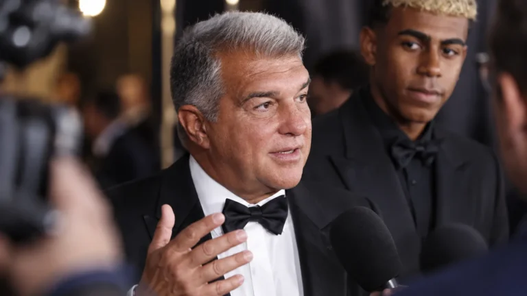 Joan Laporta tijdens een formeel voetbalmedia-evenement.