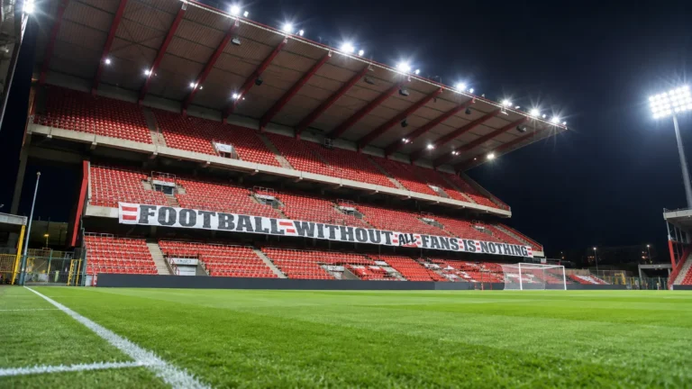 De rode hoofdtribune van Sclessin voor een interland van de Rode Duivels.