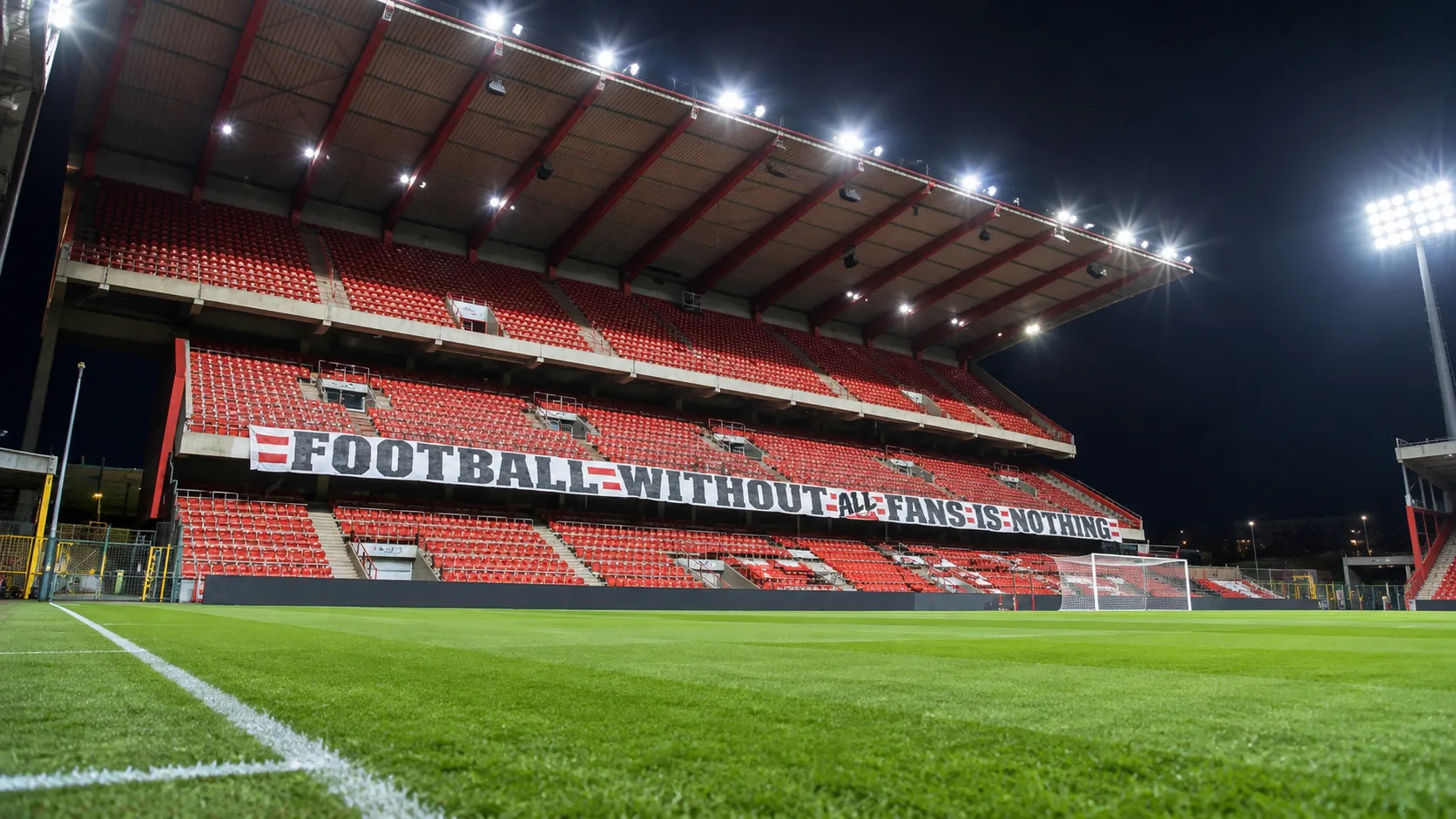 De rode hoofdtribune van Sclessin voor een interland van de Rode Duivels.
