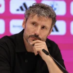 Mark van Bommel tijdens een persmoment na de wedstrijd.